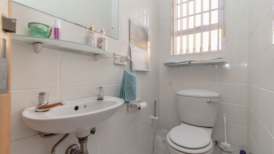 5 Bedroom Property for Sale in Sandbaai Western Cape